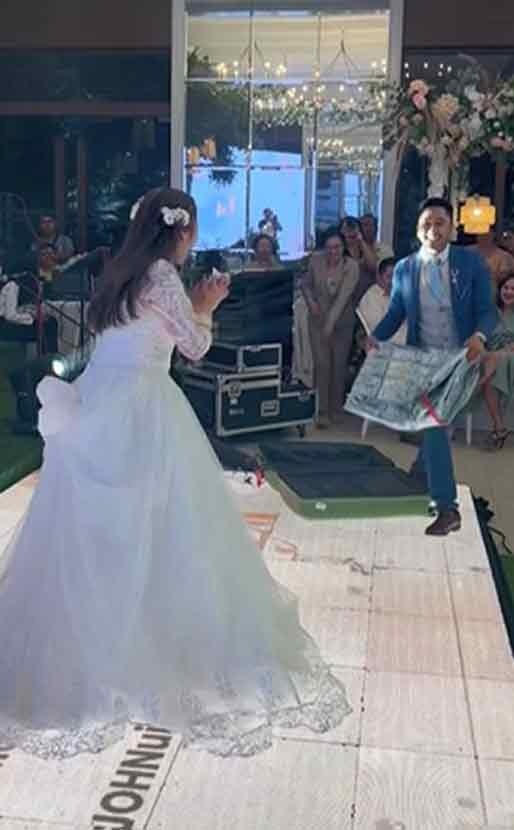 新郎婚礼突送“钞票地毯”